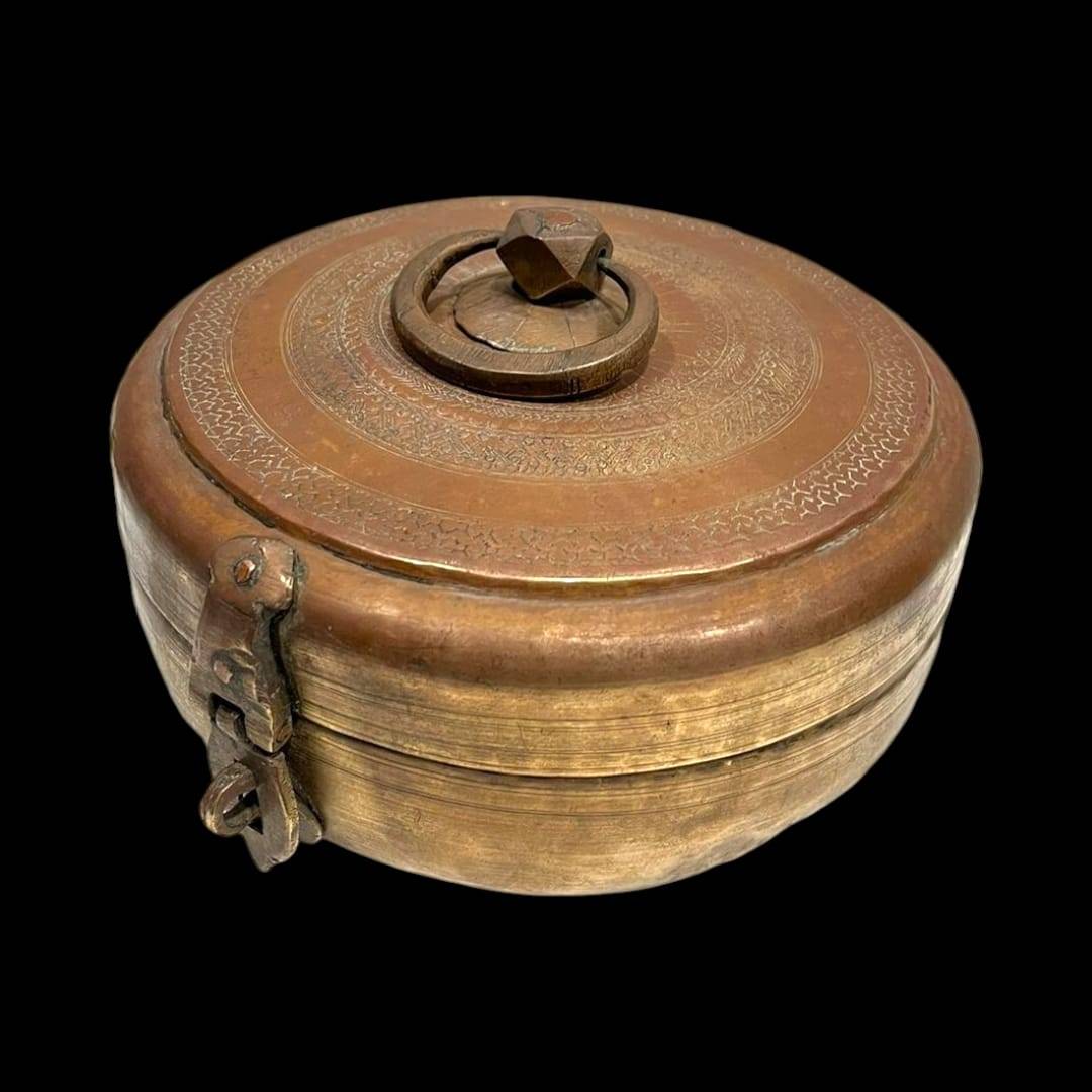 Caja de cobre pakistaní para pan del siglo XIX con tapa tallada y cierre metálico, ideal para decoración vintage en el hogar.