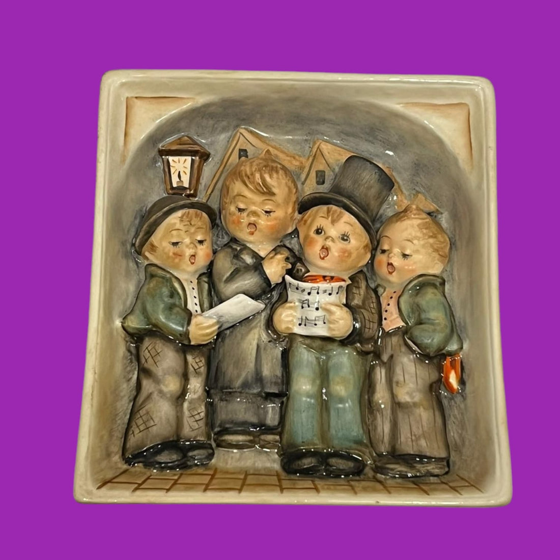 Placa Hummel Cuarteto HUM 134 de porcelana vintage con diseño de niños cantores, ideal para decoración clásica y coleccionistas.