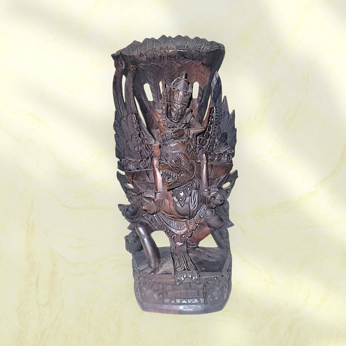 Estatua Nepali de Bhairava en madera tallada con detalles intrincados y acabado artesanal, ideal para decoración espiritual del hogar.
