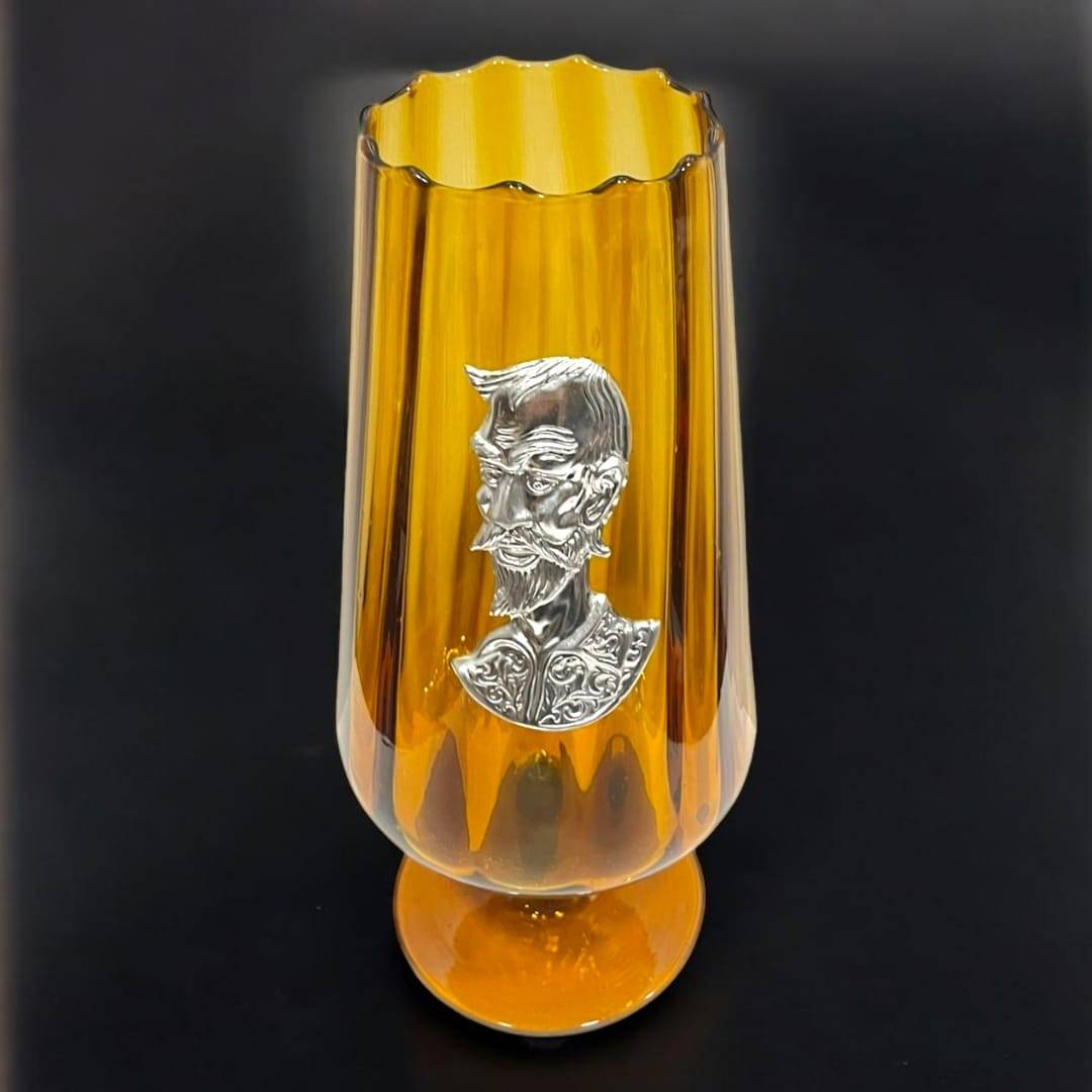 Gran copa de cristal ámbar con placa de Don Quijote en plata auténtica, ideal para decoración clásica en el hogar o espacios elegantes.