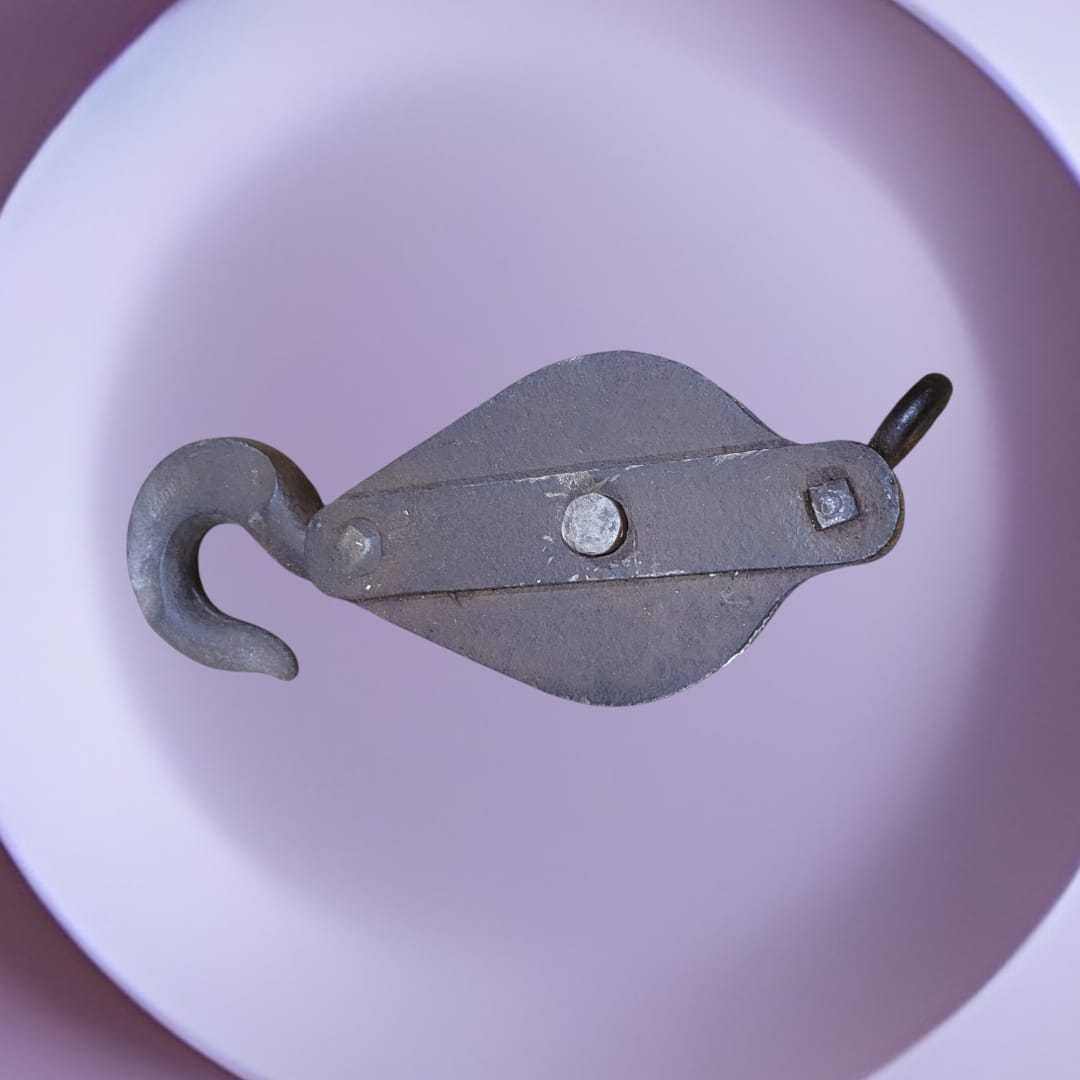 Polea Pasteca de Barco de Hierro con gancho curvo, pieza náutica vintage ideal para decoración rústica en hogar o jardín.