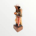 Escultura de madera de anciano con paraguas, tallado con detalle único. Ideal para decoración de interiores con estilo antiguo.