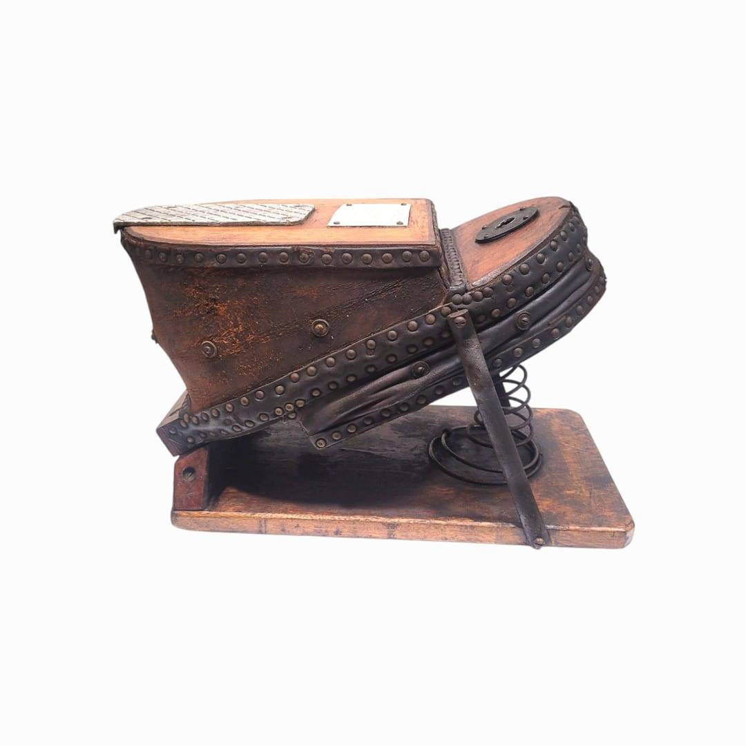 Fuelle de oxígeno para casco de buzo antiguo en madera y metal, pieza de colección marítima con acabado rústico y base de soporte.