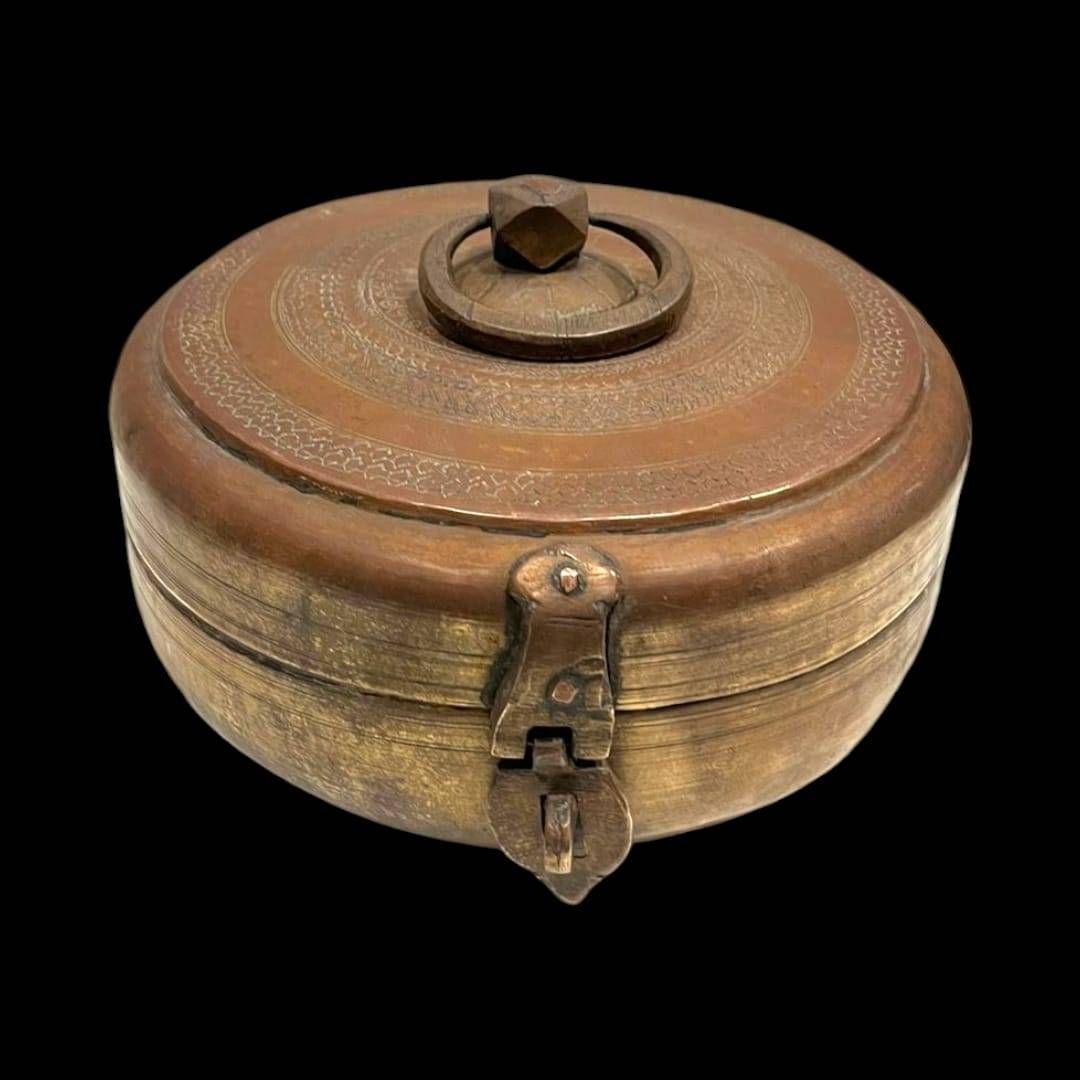 Caja de cobre pakistaní para pan del siglo XIX con tapa tallada y cierre metálico, ideal para decoración vintage en el hogar.