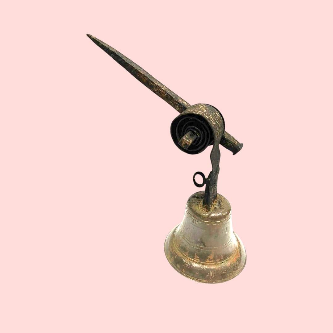 Campanilla de bronce y hierro forjado estilo clásico con soporte decorativo, ideal para entrada de hogar o negocio. Diseño antiguo para decoración vintage.