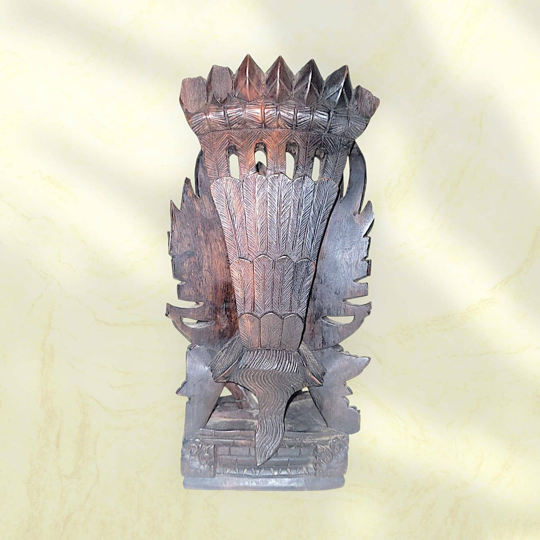 Estatua Nepali de Bhairava en madera tallada con detalles intrincados y acabado artesanal, ideal para decoración espiritual del hogar.