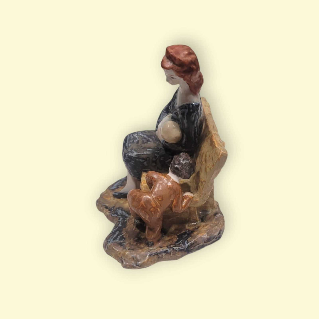 Figura de Porcelana Valenciana Nalda: madre amamantando a su bebé en un banco con niño pequeño al lado, decoración artesanal emotiva.