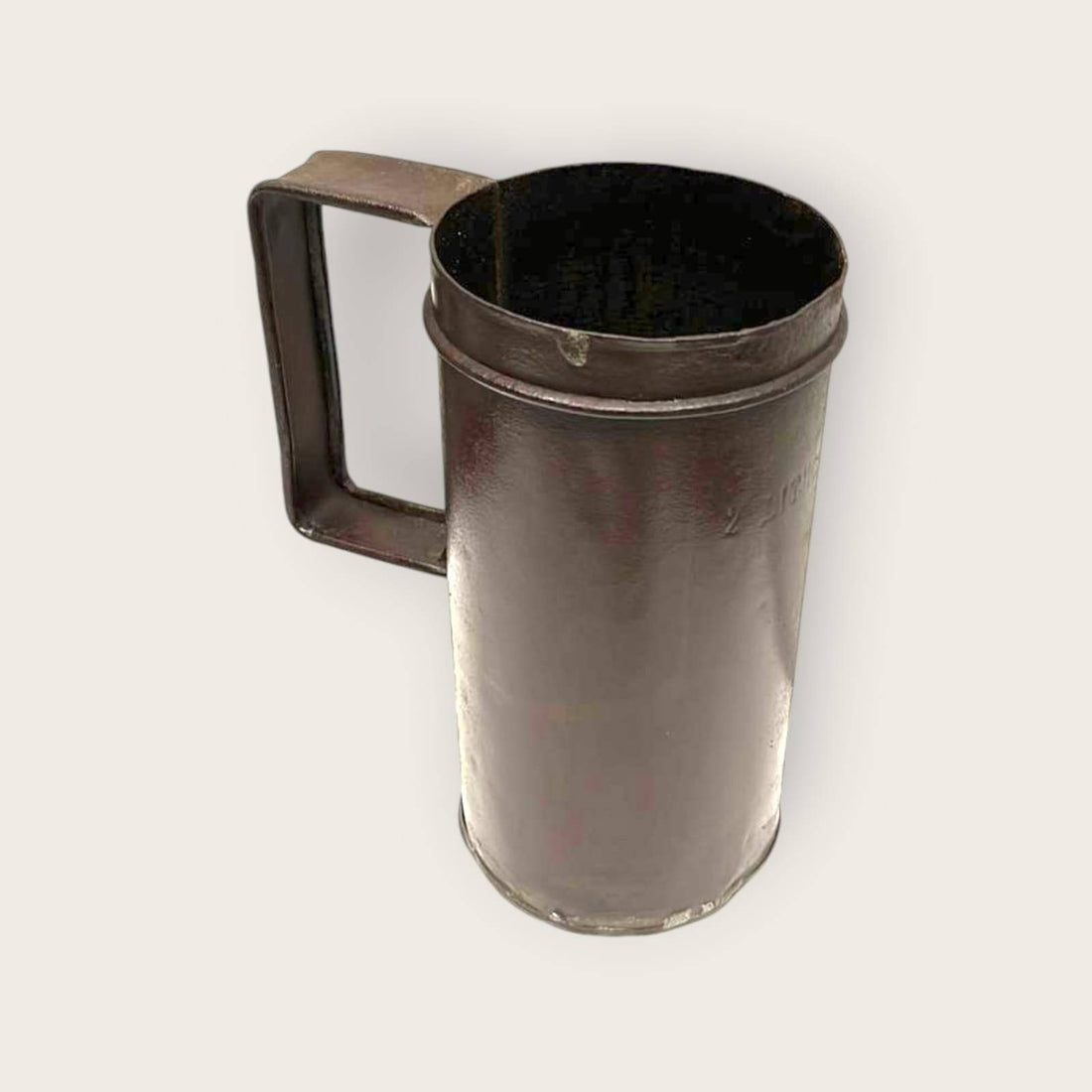 Vaso de medidas antiguo de hierro con acabado rústico, ideal para decoración vintage en cocinas o espacios industriales.