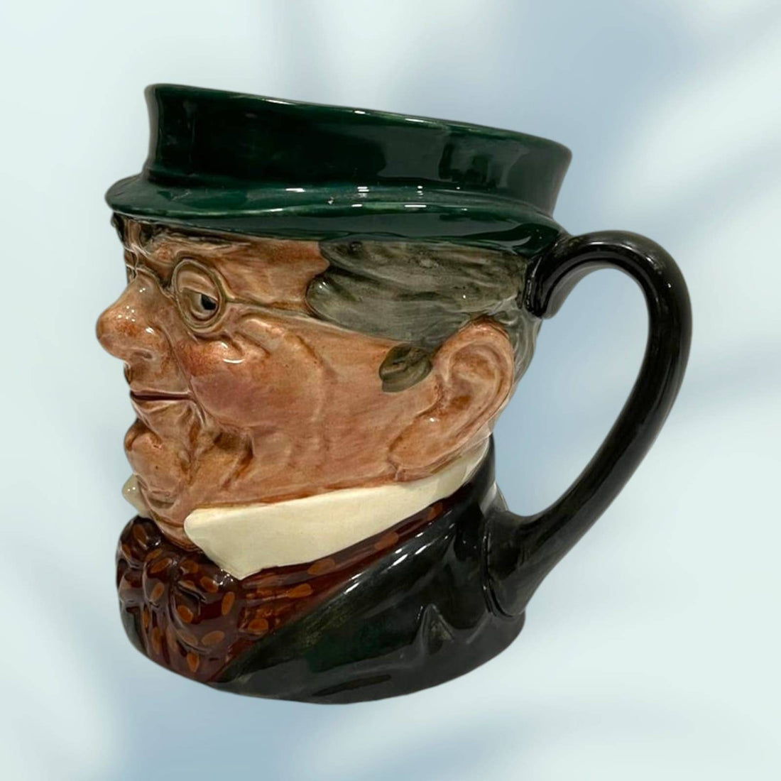 Jarra 'Toby Jug' Mr. Pickwick de Royal Doulton con diseño tridimensional del personaje clásico, ideal para decoración vintage en el hogar.