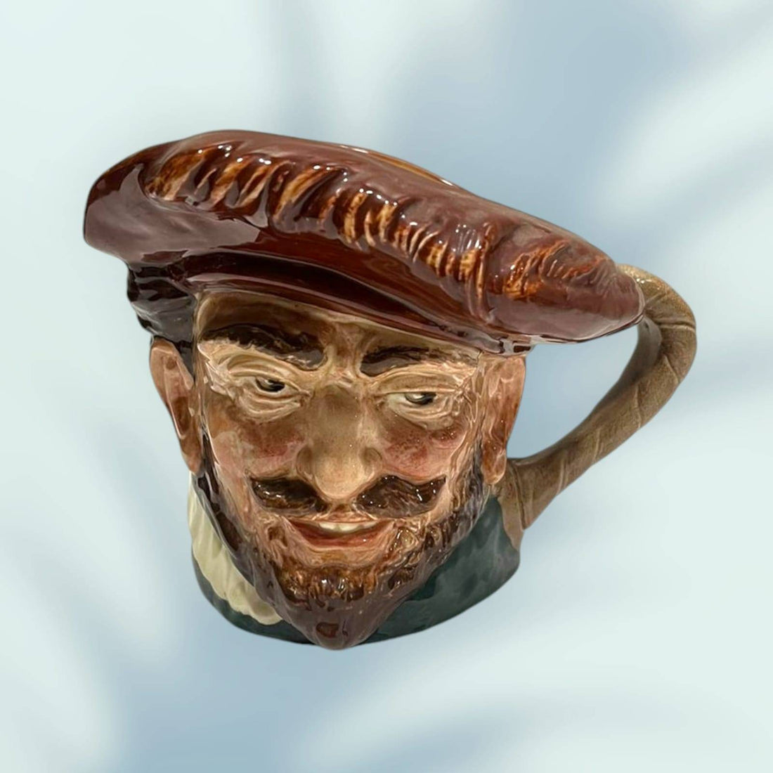 Jarra decorativa 'Sir Francis Drake' Royal Doulton, inglesa, con diseño detallado del rostro del personaje histórico en cerámica esmaltada.