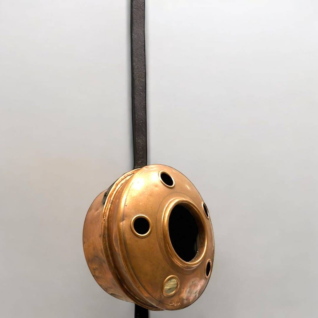 Calienta camas antiguas de cobre con mango largo de hierro, ideal para decoración vintage en hogar con estilo rústico y cálido.