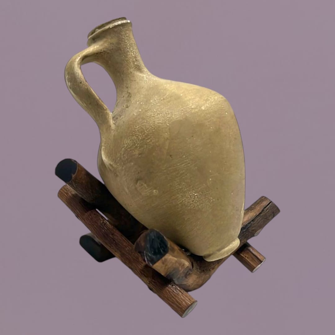 Cántara miniatura de Lebrija sobre soporte de madera rústica, ideal para decoraciones auténticas en espacios tradicionales del hogar.