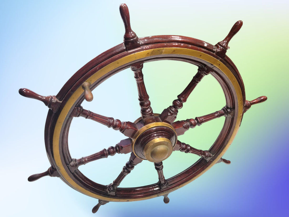 Timón de barco auténtico en madera de caoba con detalles en metal dorado, ideal para decoración náutica y coleccionistas de artículos marítimos.