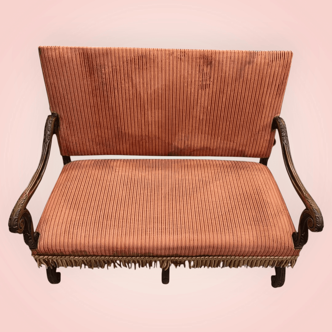 Sofá vintage de madera tallada con tapicería clásica en terciopelo a rayas color salmón. Ideal para decoración retro en Home & Garden > Decor.
