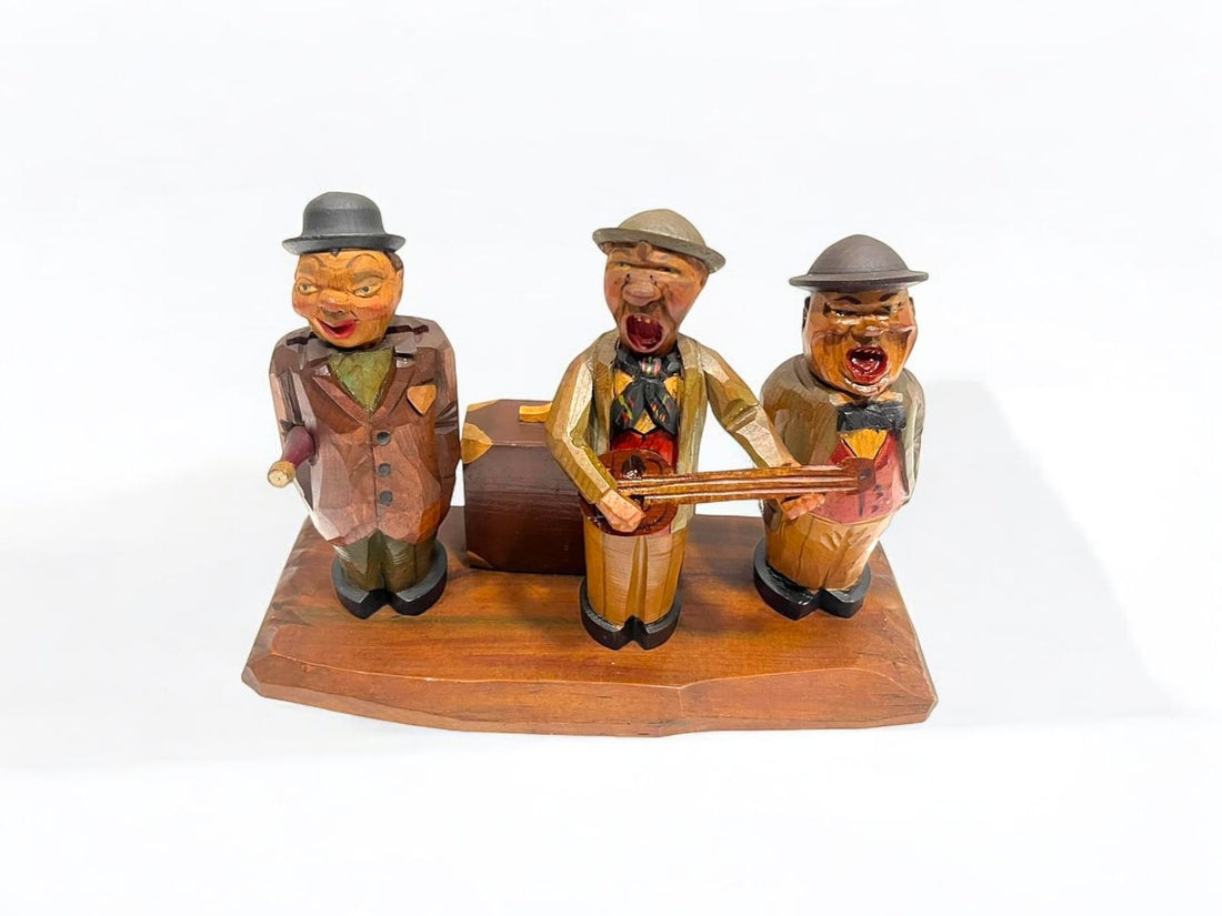 Figura tallada en madera con caja de música y accesorios para vino, incluye sacacorchos, abrebotellas y tapón decorativos.