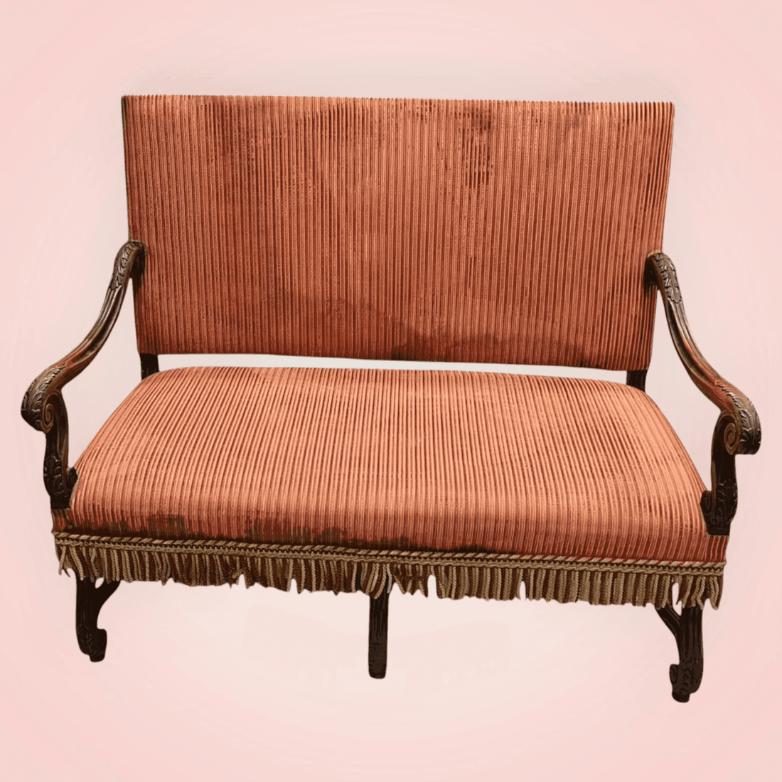 Sofá vintage de madera tallada con tapicería clásica en terciopelo a rayas color salmón. Ideal para decoración retro en Home & Garden > Decor.