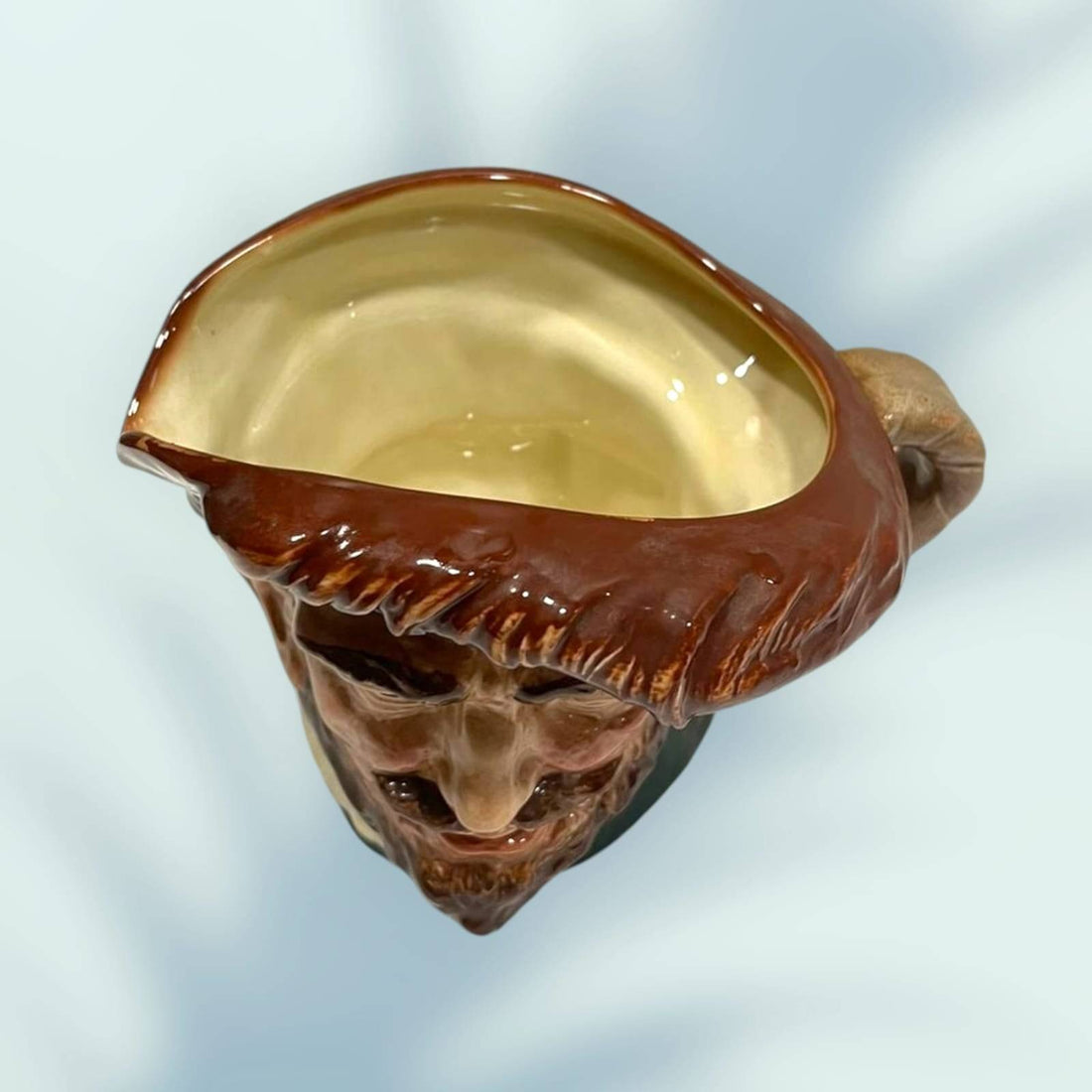 Jarra decorativa 'Sir Francis Drake' Royal Doulton, inglesa, con diseño detallado del rostro del personaje histórico en cerámica esmaltada.