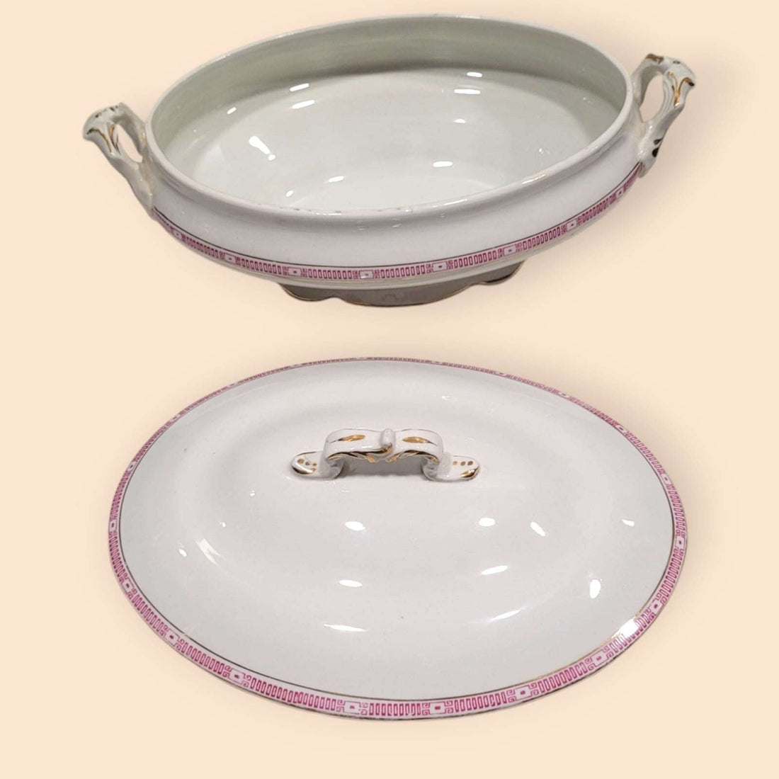 Fuente de porcelana antigua de calidad excepcional para decoración, con asas ornamentadas y detalles en rosa ideal para decoración clásica del hogar.