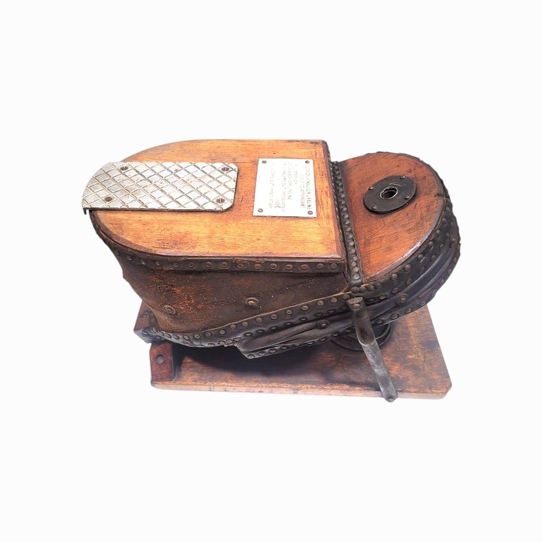 Fuelle de oxígeno para casco de buzo antiguo en madera y metal, pieza de colección marítima con acabado rústico y base de soporte.
