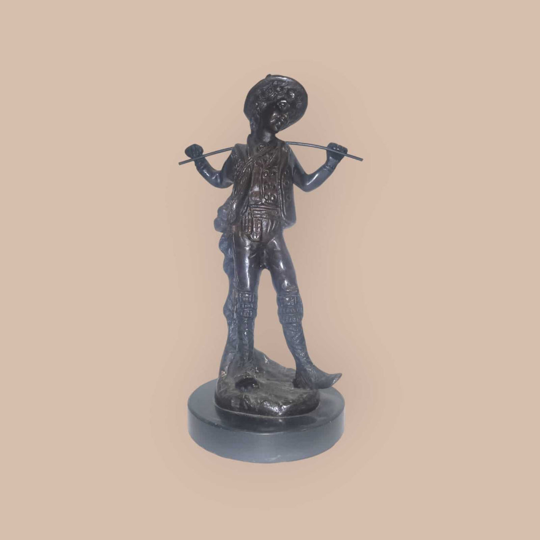 Escultura de bronce muchacho con gorro y palo – Calidad excepcional, figura decorativa clásica de 31 cm sobre base redonda, ideal para interiores elegantes.