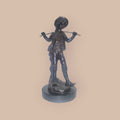 Escultura de bronce muchacho con gorro y palo – Calidad excepcional, figura decorativa clásica de 31 cm sobre base redonda, ideal para interiores elegantes.