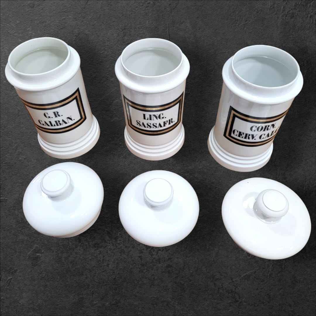 Albaredos antiguos de porcelana con etiquetas originales GR Galban, Ling. Sassafr. y Corn. Cerv. Calc. Decoración vintage para farmacia.