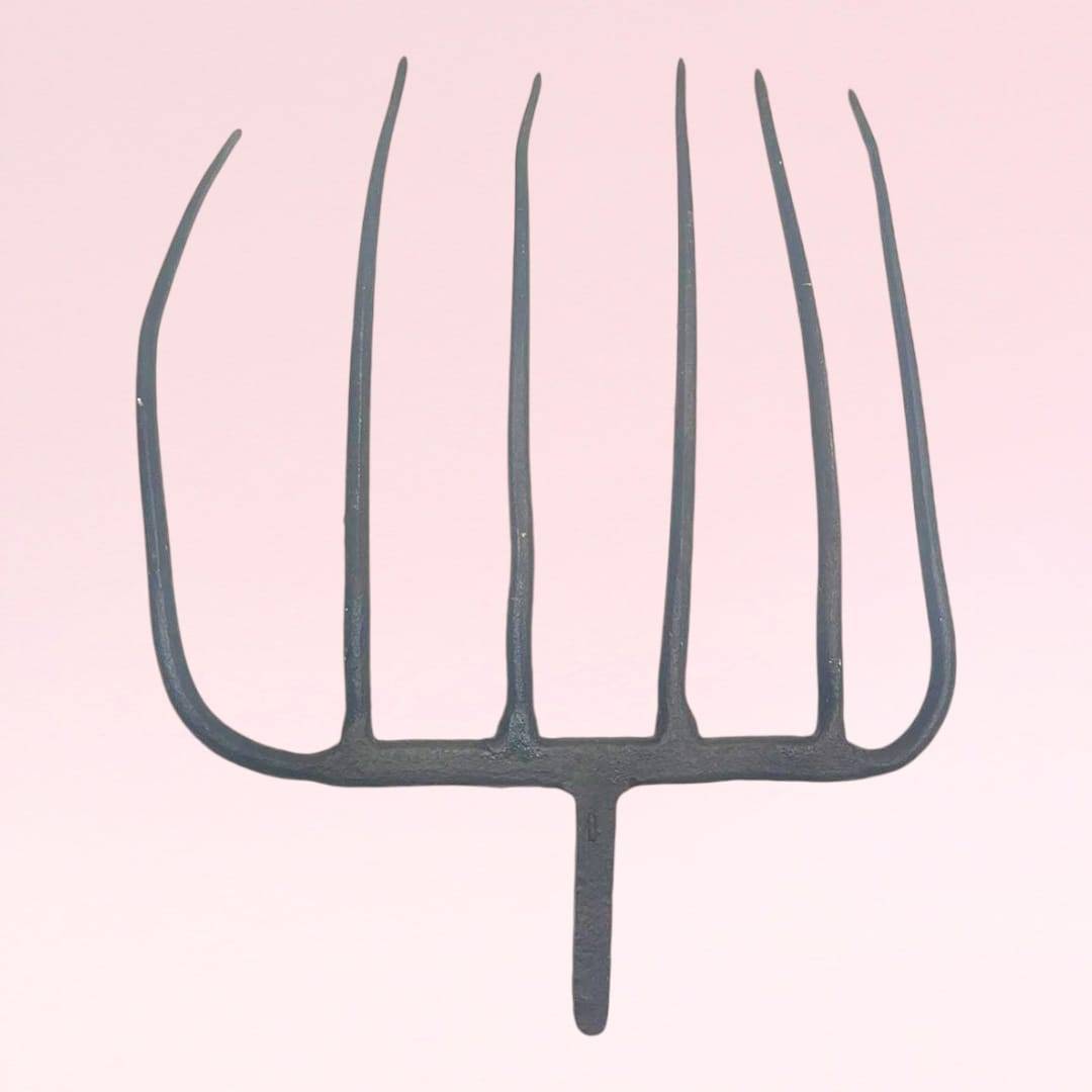 Horca antigua de seis dientes en hierro forjado, herramienta de campo con estilo rústico ideal para decoración vintage en hogar o jardín.