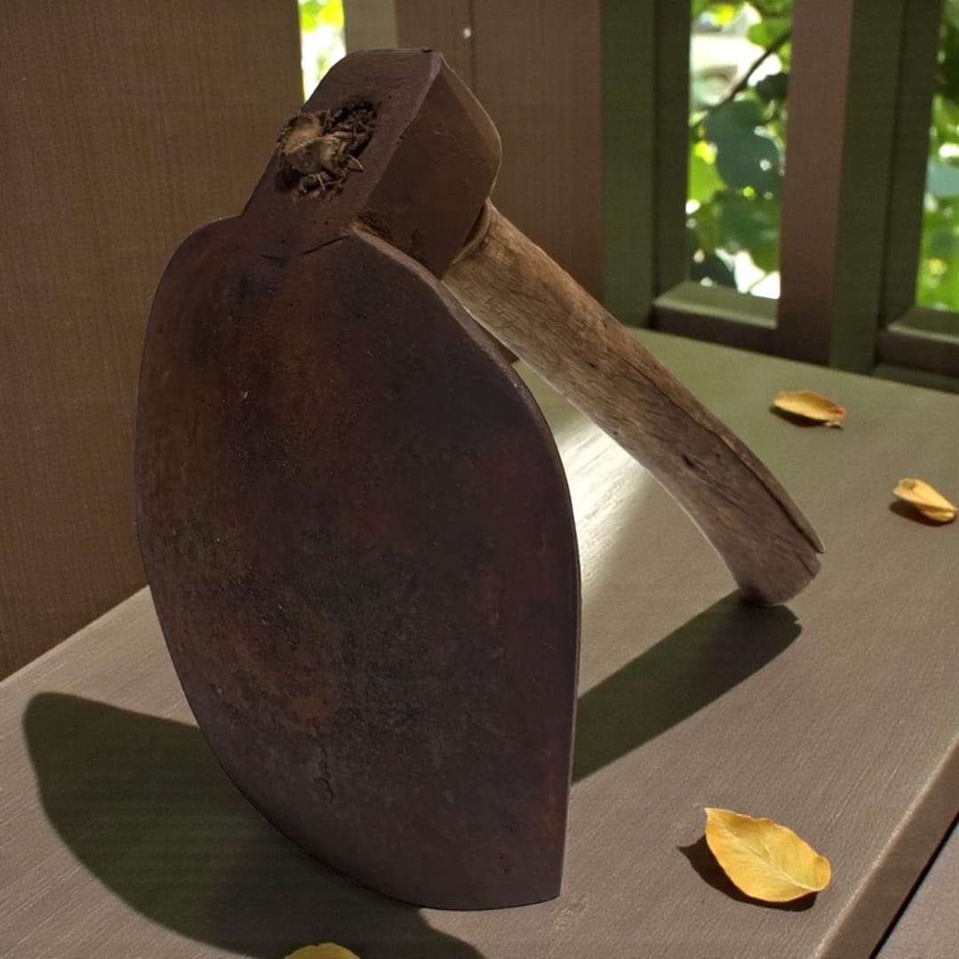 Herramienta de tonelería antigua con hoja rústica y mango original.