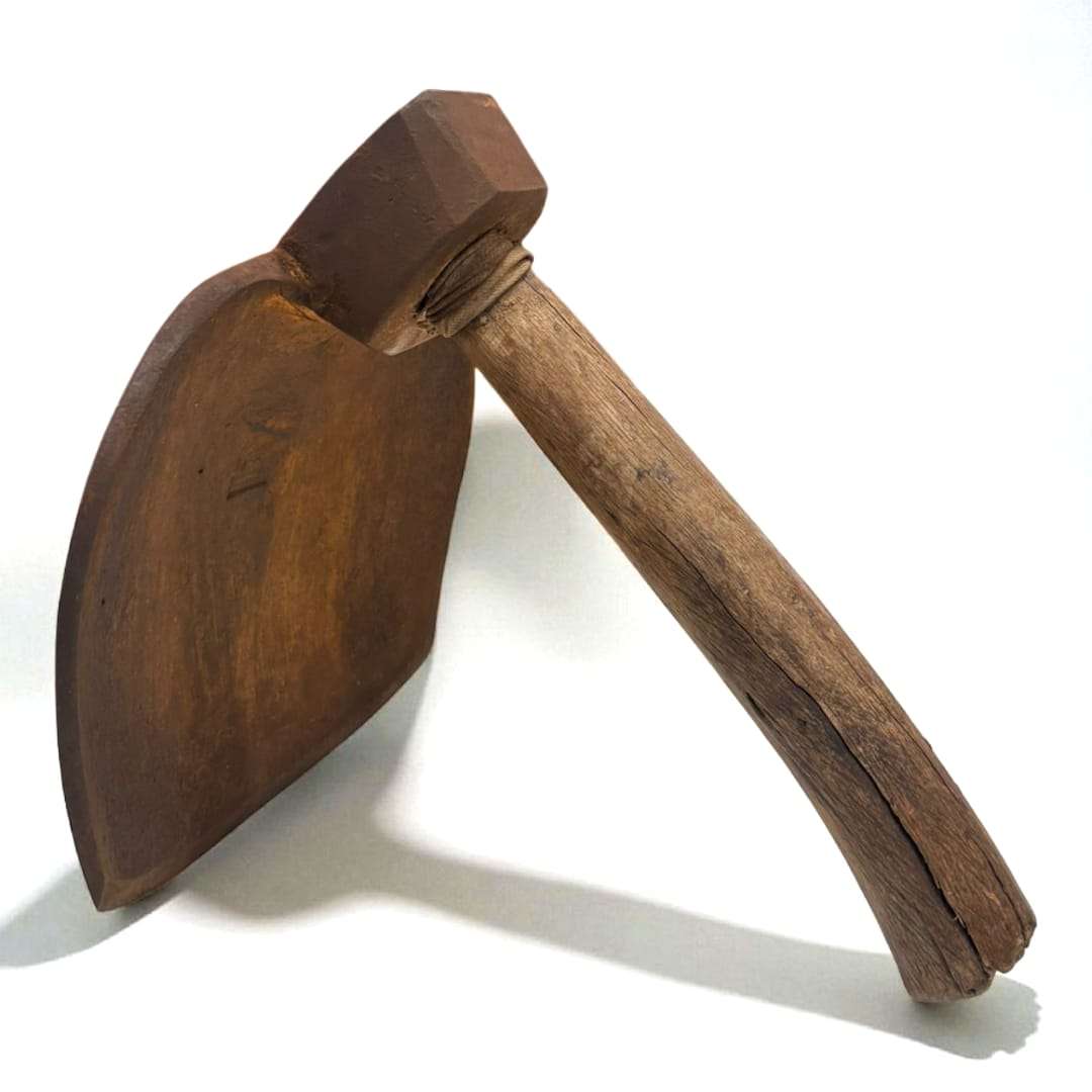 Detalle del mango de madera desgastada de azuela de tonelero.