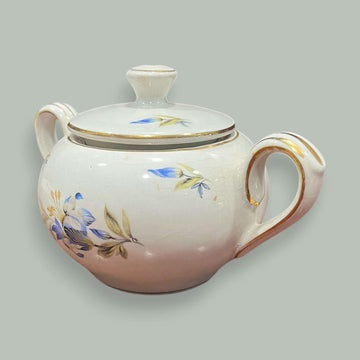 Azucarero Pickman de porcelana blanca con flores azules y detalles dorados.