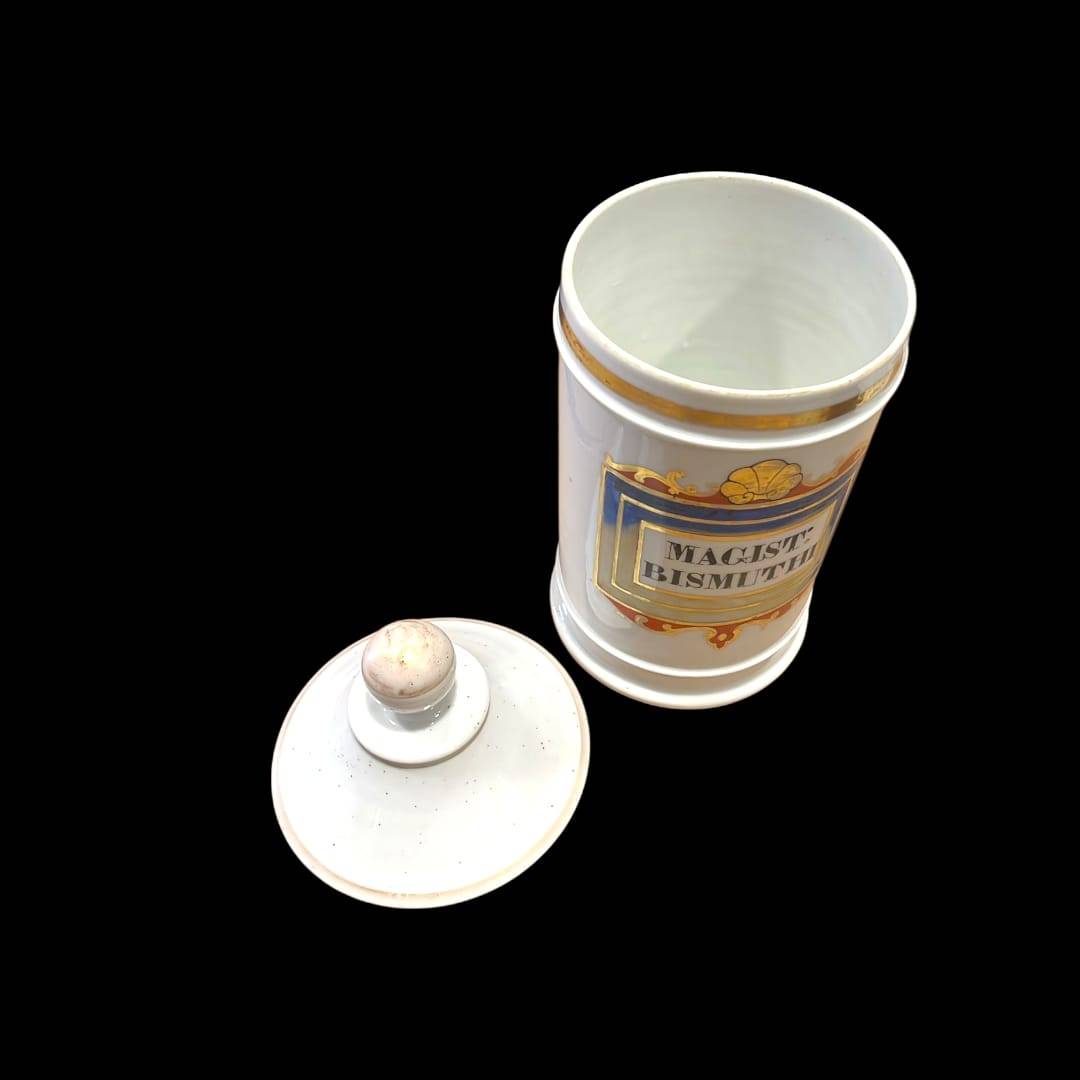 Albaredo de cerámica antigua abierto con etiqueta 'Magist. Bismuthi', pieza decorativa única para ambientaciones de botica antigua.