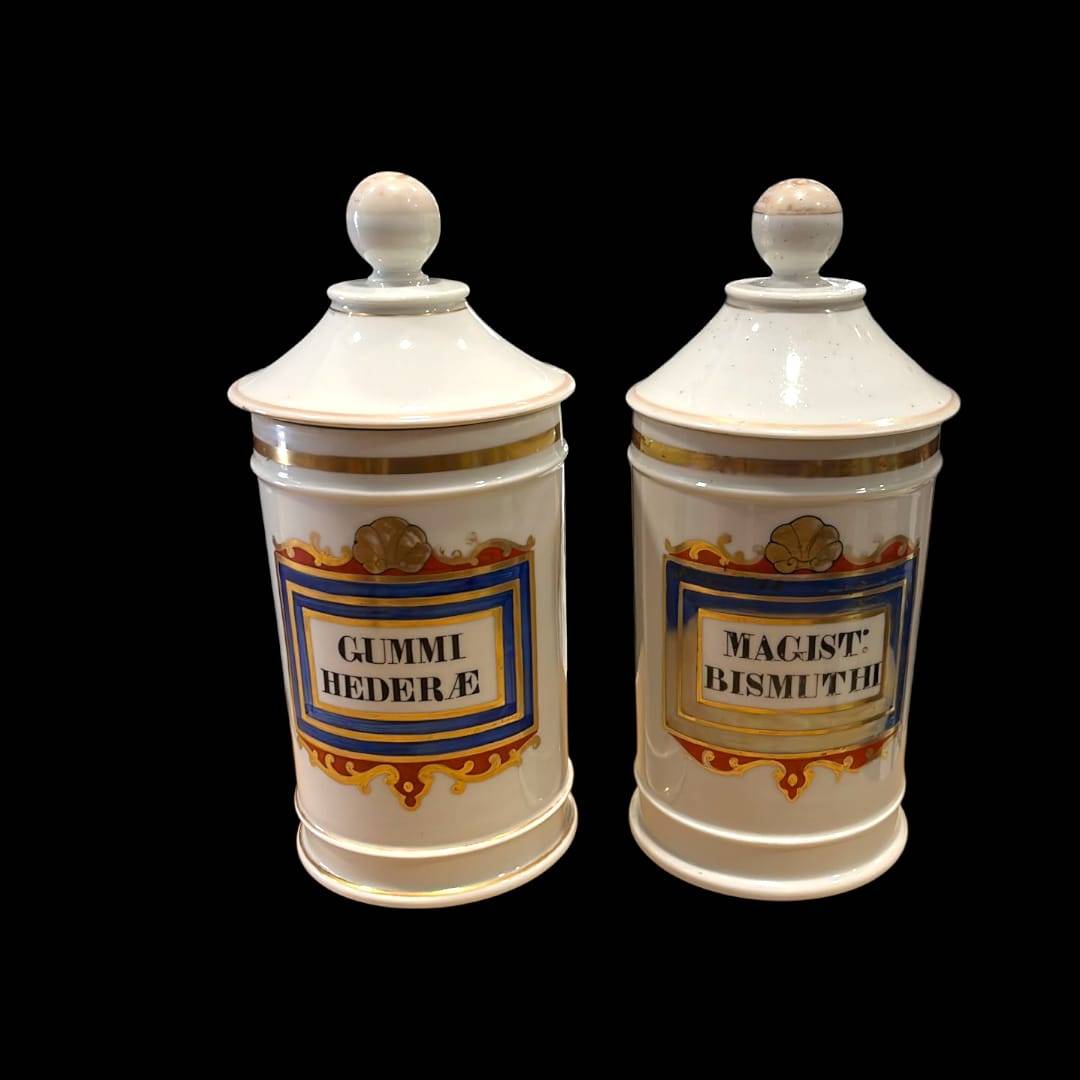 Albaredos de cerámica antiguos – piezas decorativas únicas con etiquetas 'Gummi Hederæ' y 'Magist. Bismuthi', ideales para decoración vintage de botica.