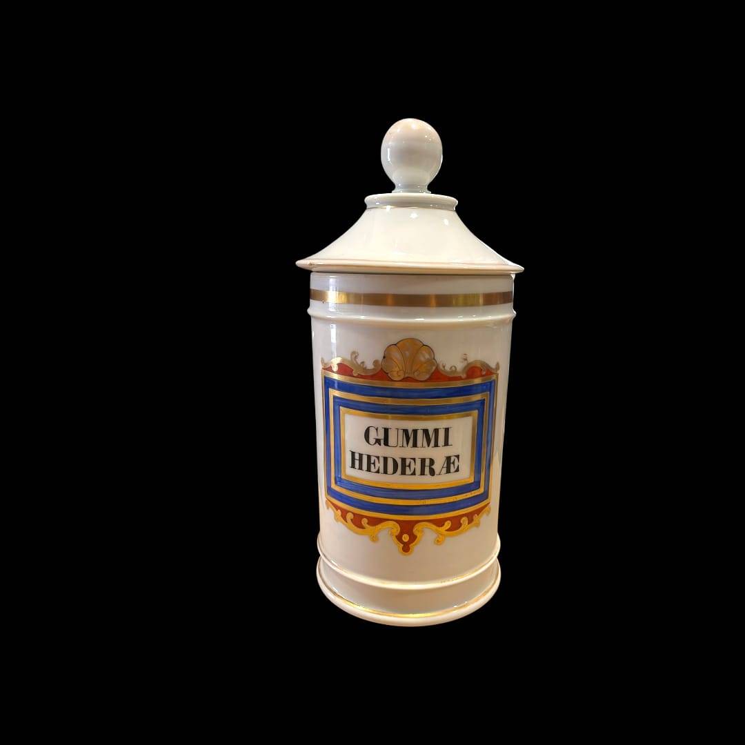 Albaredo de cerámica antigua con tapa y diseño esmaltado, etiqueta 'Gummi Hederæ', ideal para decoración de estilo boticario.