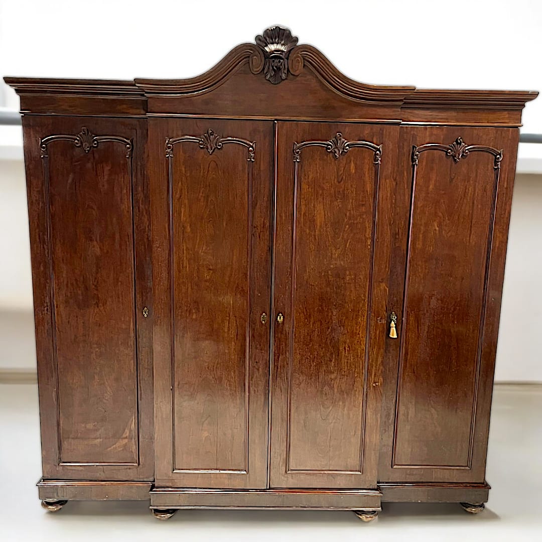 Armario antiguo de caoba con espejos y gran capacidad, diseño de 4 puertas con detalles tallados y acabado elegante para decoración de interiores.