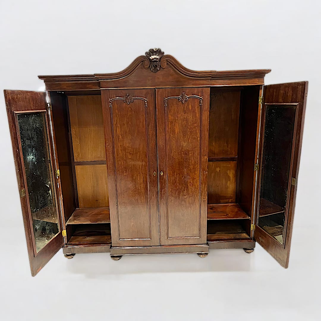 Armario antiguo de caoba con espejos y gran capacidad, diseño de 4 puertas con detalles tallados y acabado elegante para decoración de interiores.