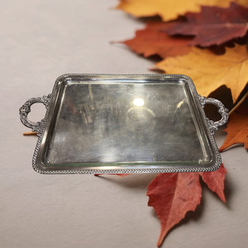 La Bandeja rectangular de metal plateado es una pieza clásica pensada para quienes valoran el detalle, la distinción y la funcionalidad con estética. 