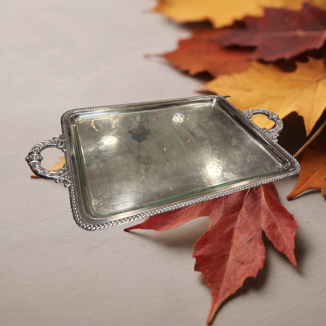 El borde presenta un marco perimetral finamente trabajado, que protege el contenido y realza su estética clásica.