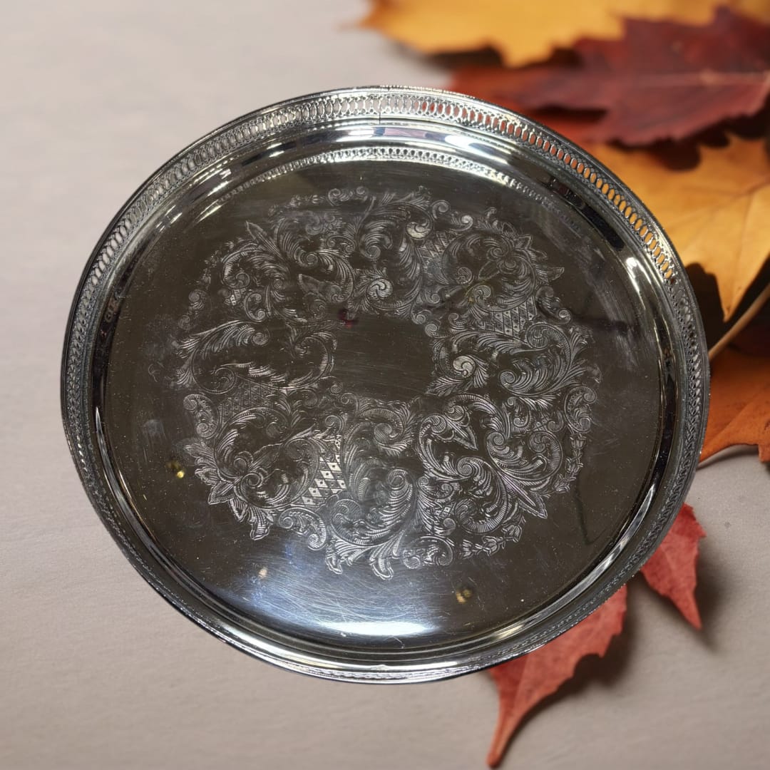 Este tipo de bandejas se utilizaban tradicionalmente para servir dulces, aperitivos, café o licores, así como para vestir mesas de salón, vitrinas o aparadores.