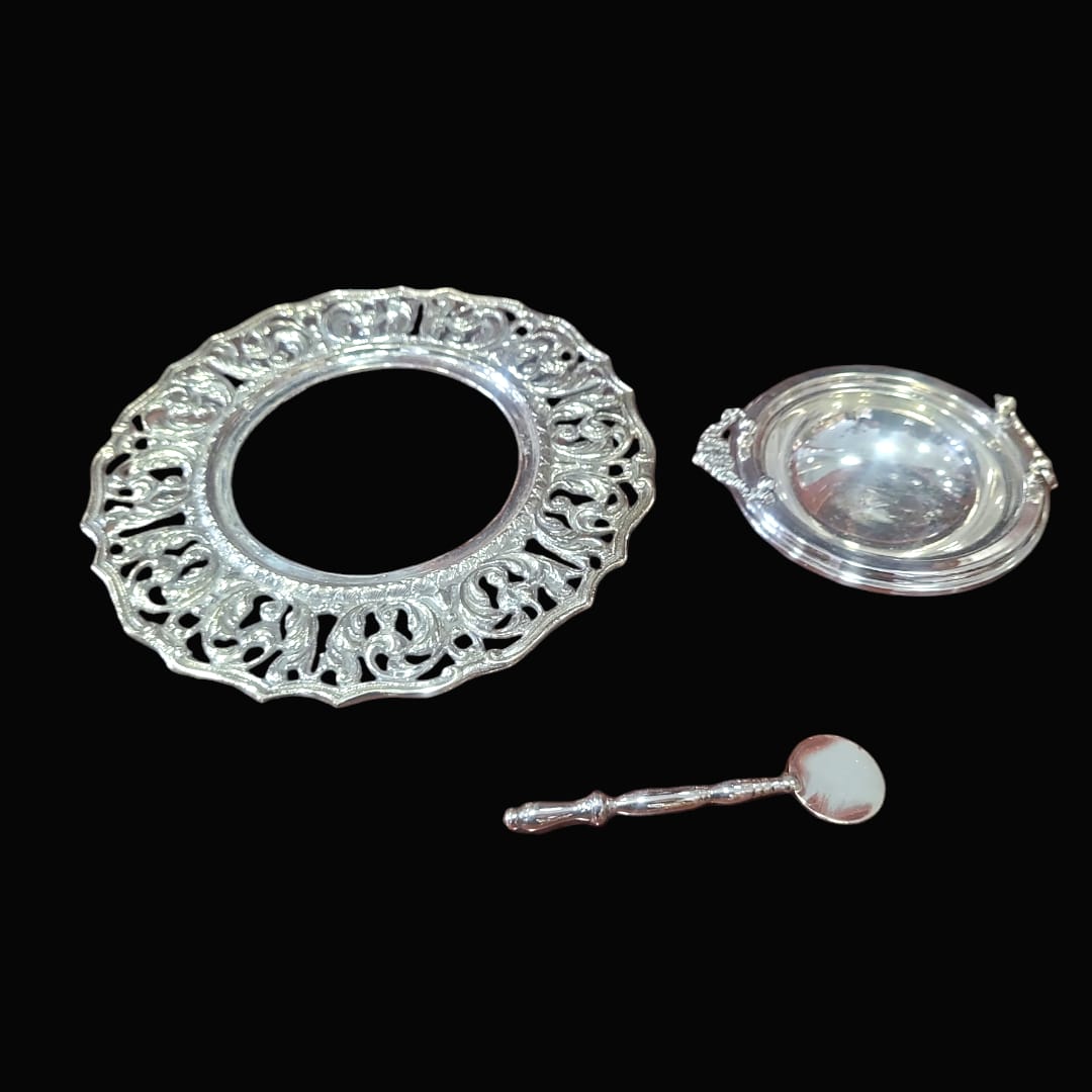 Brasero de metal plateado con diseño calado elegante y acabado brillante. Ideal para decorar y aportar calidez a tu hogar con estilo clásico.