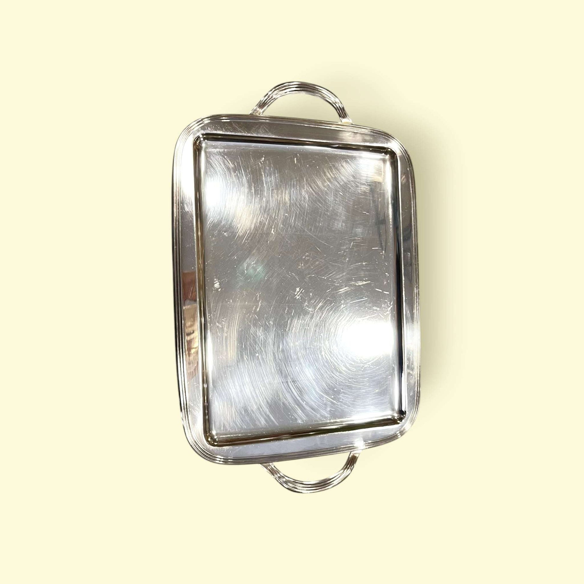 Bandeja de metal plateado rectangular vista superior.