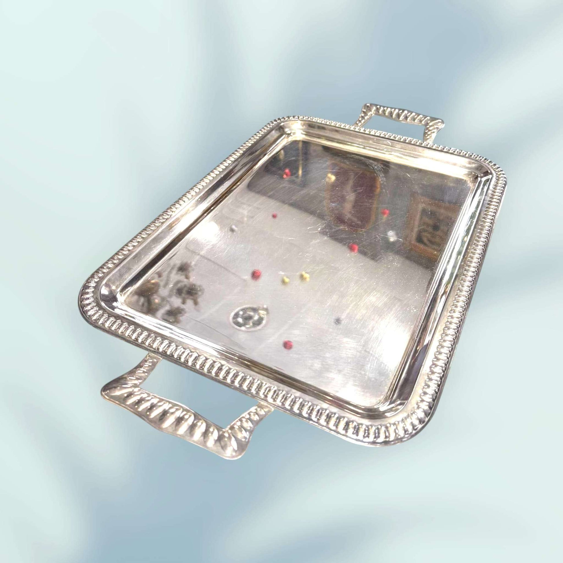 Bandeja rectangular con asas en acabado plateado antiguo.