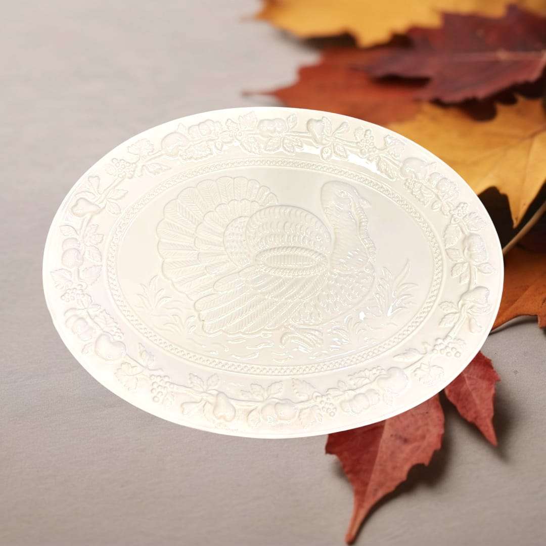 Detalle del borde con motivos vegetales en relieve