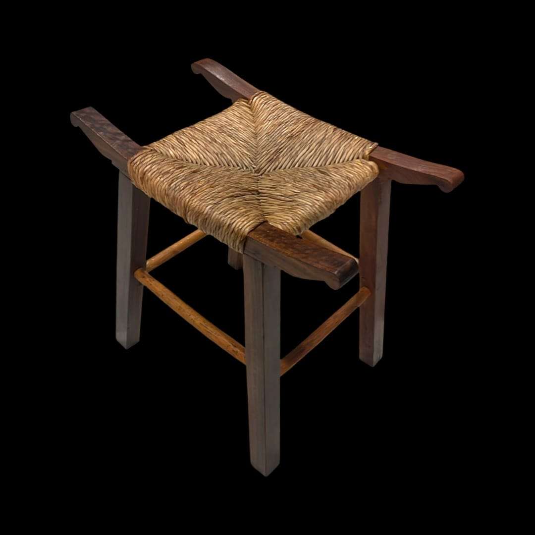 La Banqueta de Enea es una auténtica muestra de artesanía tradicional, elaborada con un asiento trenzado a mano y estructura sólida en madera maciza. 