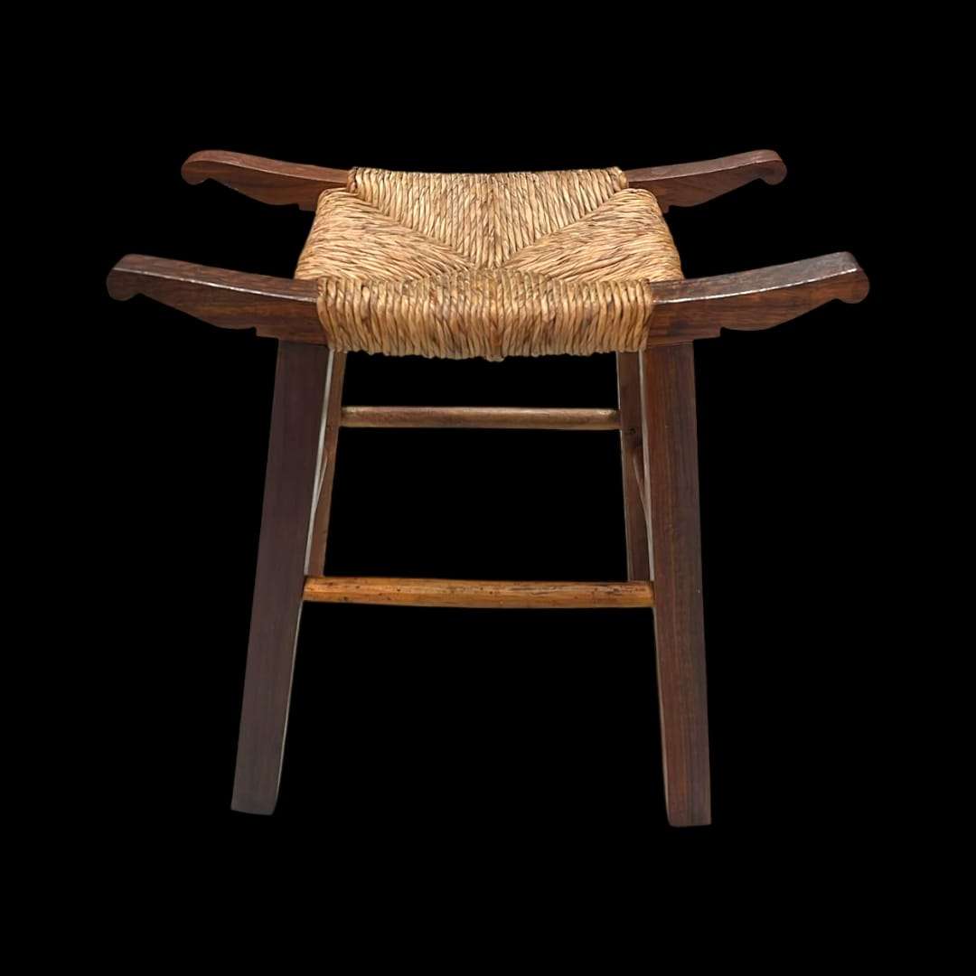 La Banqueta de Enea es una auténtica muestra de artesanía tradicional, elaborada con un asiento trenzado a mano y estructura sólida en madera maciza. 