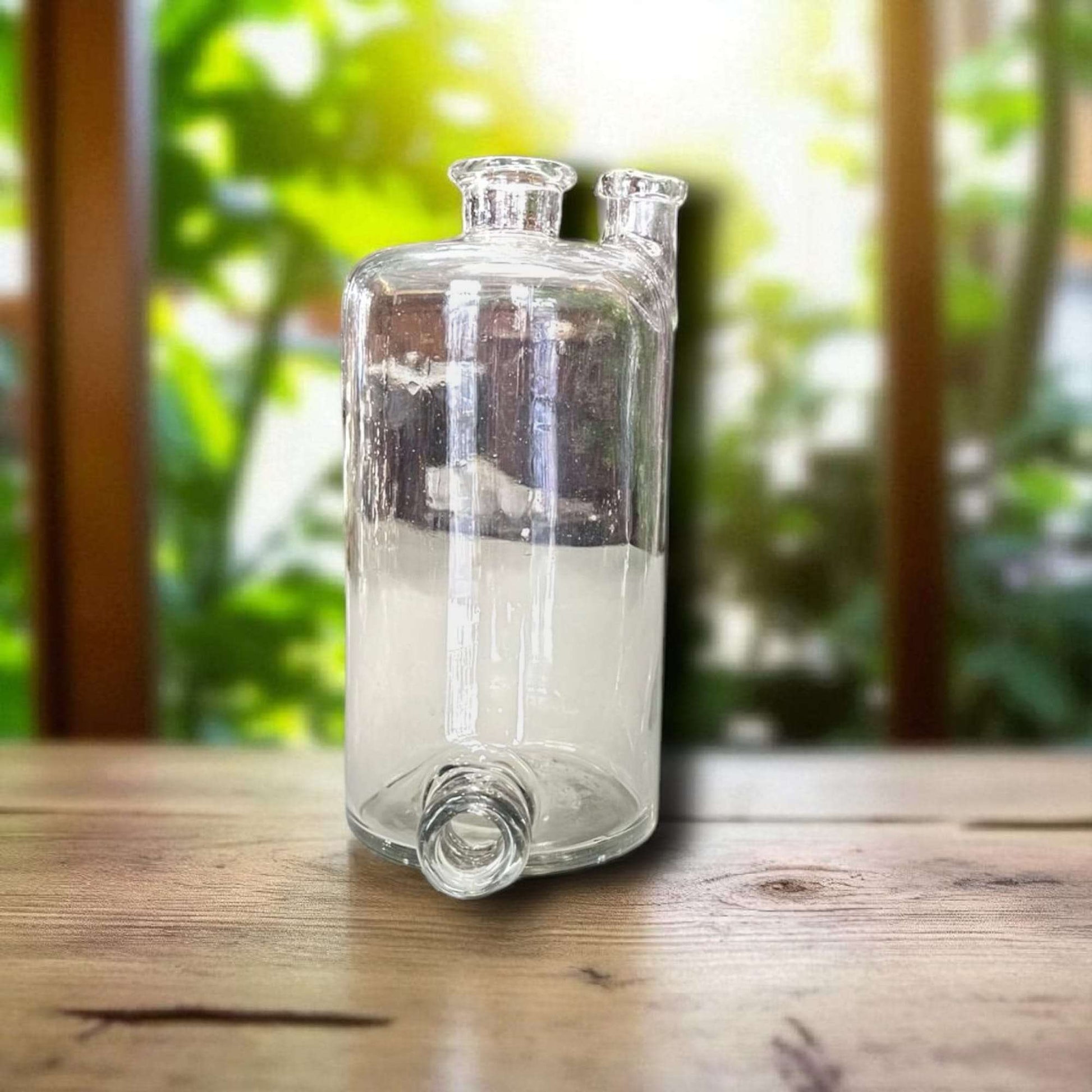 Detalle del cristal soplado artesanal en el bote de química.