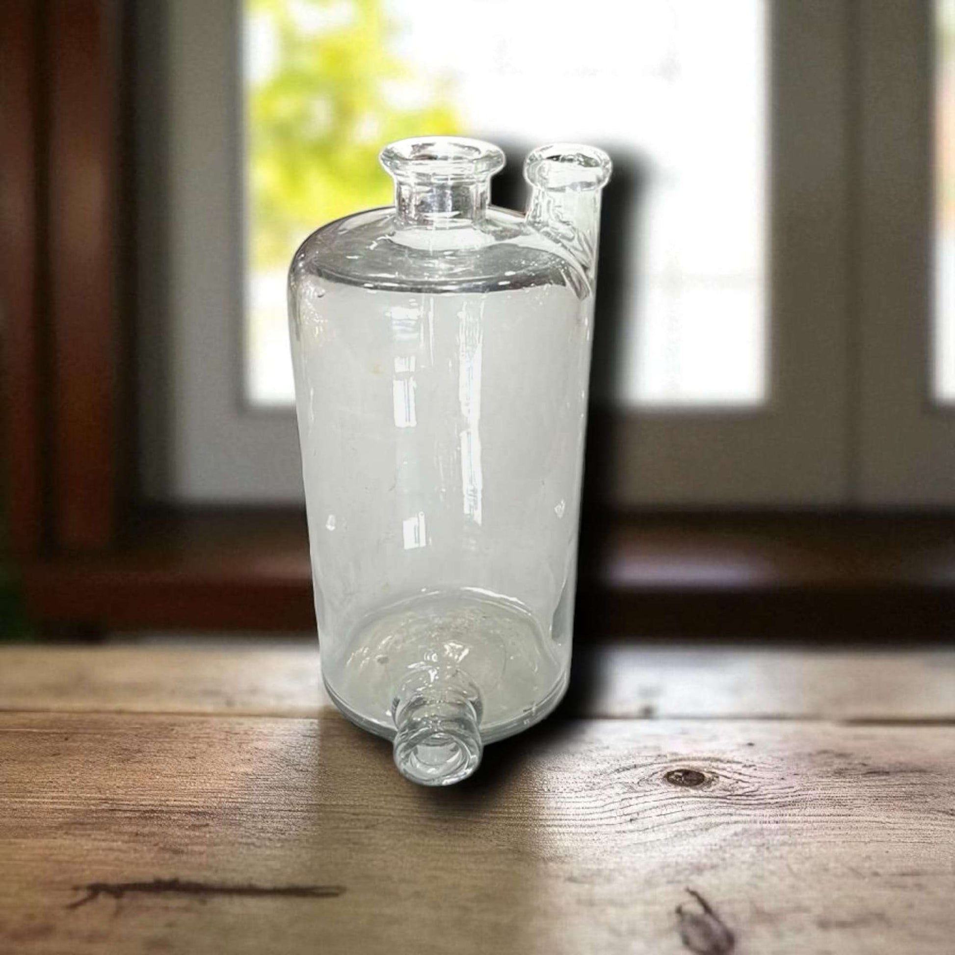 Bote de cristal antiguo con acabado transparente y envejecido natural.