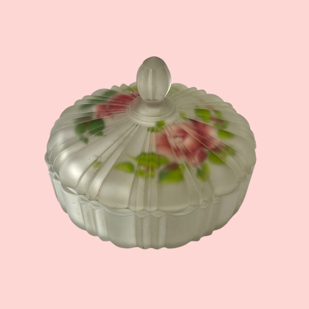 Vista superior de la cajita de cristal mostrando la detallada decoración floral pintada a mano en la tapa.