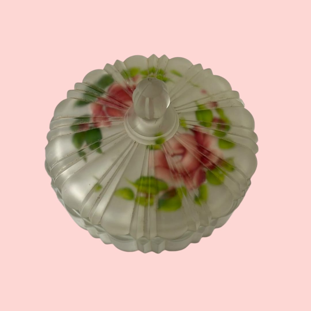 Vista superior de la cajita de cristal mostrando la detallada decoración floral pintada a mano en la tapa.