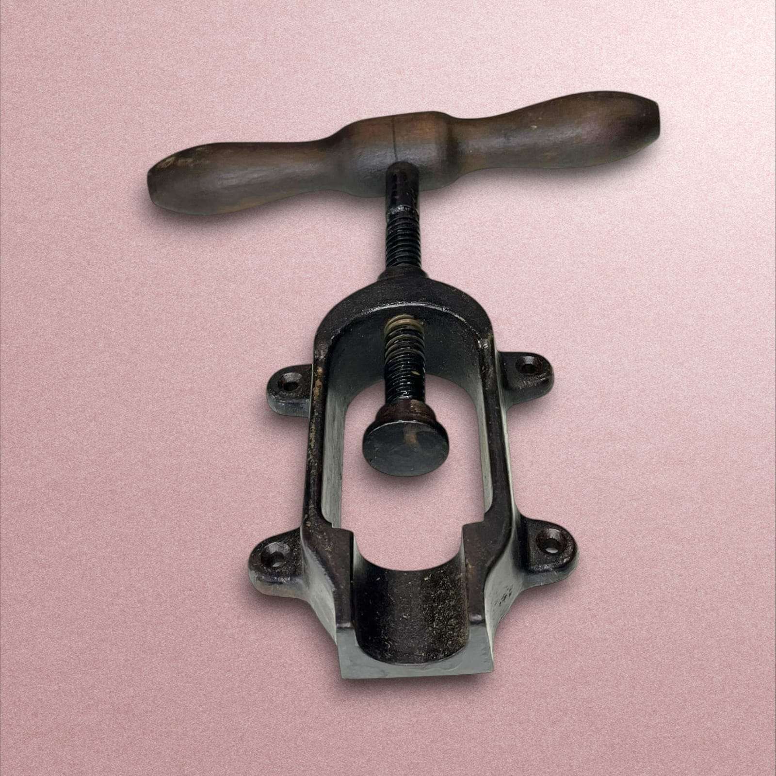 Cargador de cartuchos antiguo visto desde el frente con apertura visible.