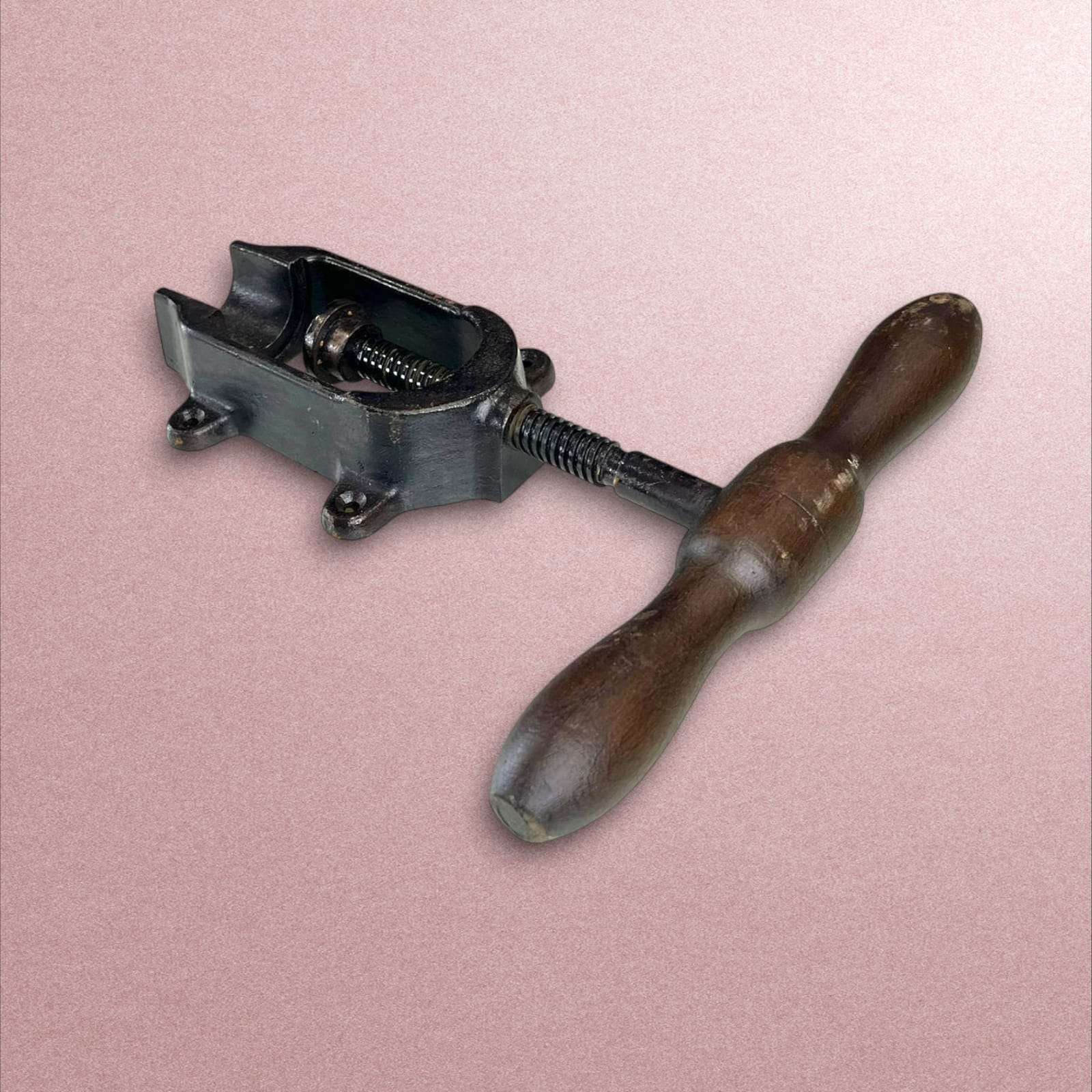 Perspectiva diagonal mostrando el mango torneado y estructura metálica.